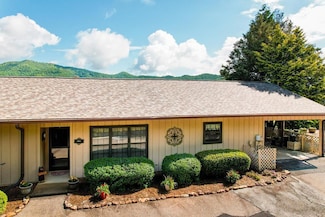 302b Ridgecrest Villas Dr, Franklin, NC 28734