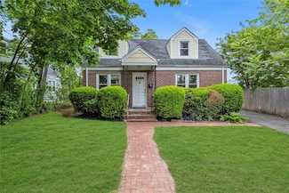 9 E 15th St, Huntington Station, NY 11746
