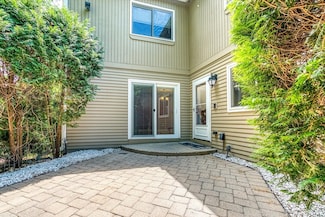 10 Loyalist Dr, Uxbridge, MA 01569