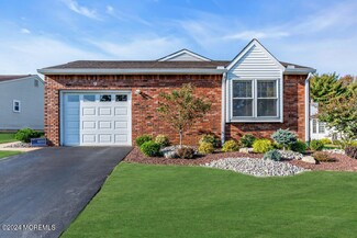 9 Lakeview Dr, Marlboro, NJ 07746