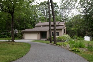 29 Lakeshore Dr, New Hartford, CT 06057