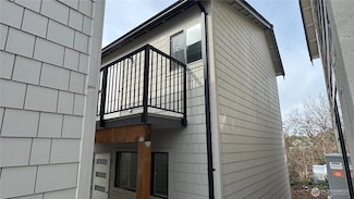 476 SE Barrington Dr Unit E, Oak Harbor, WA 98277