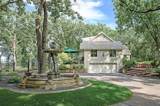 10 Saint Albans Rd E, Hopkins, MN 55305