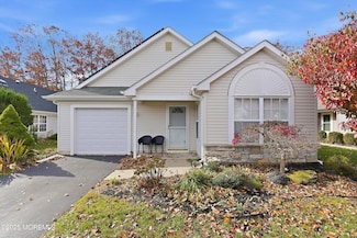 4 Schoolhouse Ln, Lakewood, NJ 08701