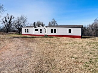 2215 N Mayberry Rd, Calumet, OK 73014