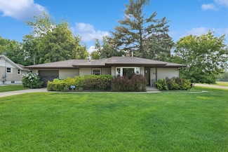 64 Collie St, Williams Bay, WI 53191