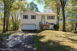 2533 Armond Rd, Howell, MI 48855