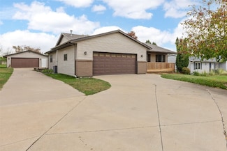 1355 Robins Rd, Hiawatha, IA 52233