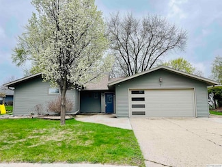 7 S Regency Ct, Mason City, IA 50401