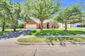 805 Warwick Ct, Kennedale, TX 76060
