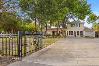 1014 E Canal Rd, Highlands, TX 77562