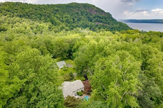 205 Radcliff Dr, Nyack, NY 10960