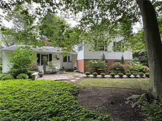 733 Oakwood Dr, Gates Mills, OH 44040