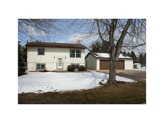 28 Thompson Dr, Palo, IA 52324