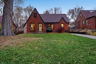 6521 Elmcrest Dr, Windsor Heights, IA 50324