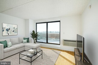 200 10 Lombard St Unit 818, Philadelphia, PA 19147