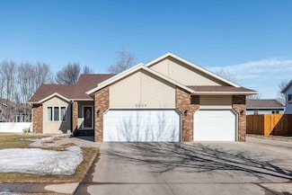 3033 37th Ave S, Fargo, ND 58104