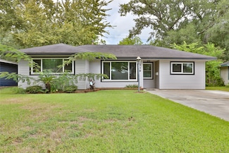 116 Cypress St, Lake Jackson, TX 77566