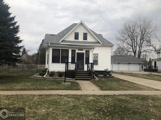 1027 Summer St, Grinnell, IA 50112