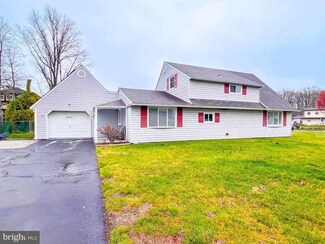 17 Roundabout Ln, Levittown, PA 19055