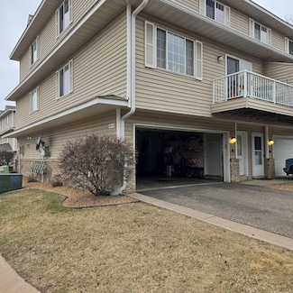 1613 County Road D E Unit L, Maplewood, MN 55109