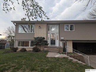 7108 Pine Dr, La Vista, NE 68128