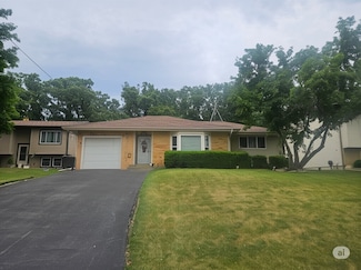 704 Greenbriar Ln, Lindenhurst, IL 60046