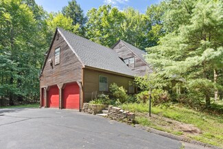 8 Susan Ln, Falmouth, ME 04105