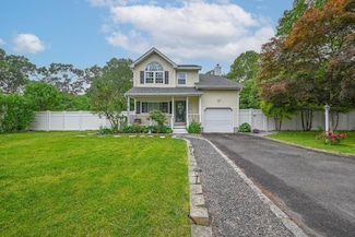 204 Hawthorne St, Mastic, NY 11950