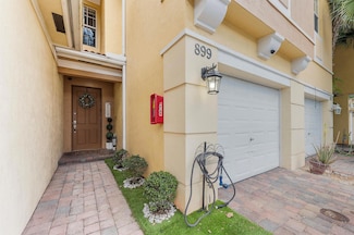 899 Pipers Cay Dr, West Palm Beach, FL 33415