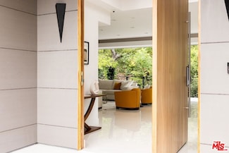 1124 Summit Dr, Beverly Hills, CA 90210