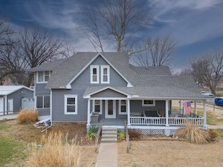 619 E 10th Ave, Winfield, KS 67156