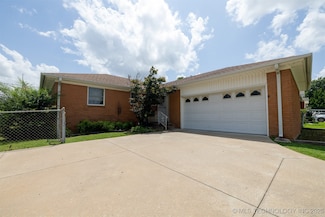 102 W 8th St, Owasso, OK 74055