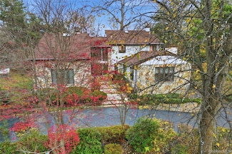 43 Bristol Dr, Manhasset, NY 11030