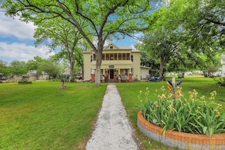 203 W Commerce St, San Saba, TX 76877