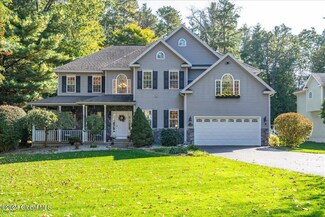 10 Harvest Ln, Gansevoort, NY 12831