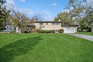1037 Heatherfield Ln, Glenview, IL 60025