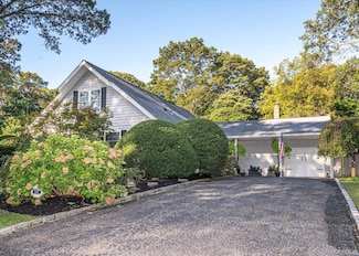 346 Ridgefield Rd, Hauppauge, NY 11788