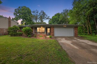 1462 3 Lakes Dr, Troy, MI 48085