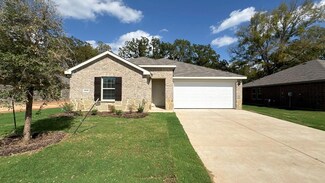 1008 N River Oaks Ln, Chandler, TX 75758