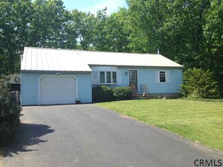 28 Castle Dr, Stillwater, NY 12170