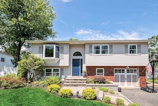 8 Arcadia Ct, Sloatsburg, NY 10974