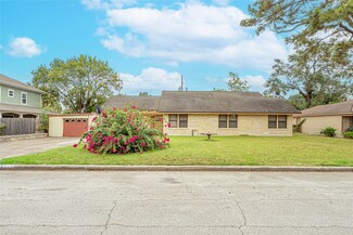 215 Fairbanks St, Houston, TX 77009