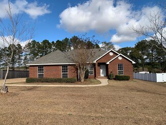 123 Lake Ln, Headland, AL 36345