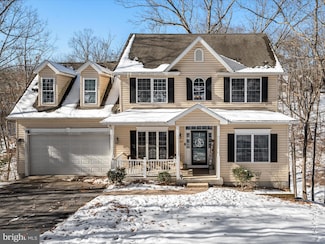 229 Lakeview Dr, Cross Junction, VA 22625