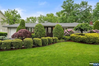 252 Oak Ave, River Edge, NJ 07661