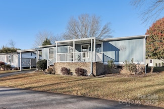 302 Meadowbrook Ct, Hendersonville, NC 28792