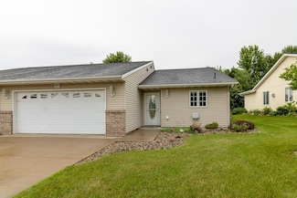 372 S Rolling Hills Dr, Le Center, MN 56057