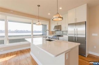 15 Somerset Ln Unit 319, Edgewater, NJ 07020