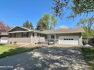 908 29th Ave S, Grand Forks, ND 58201